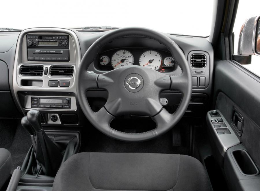  Nissan Navara Pickup Crew Cab 2001 года  (UK) (фото 4 из 10)